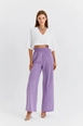 Una modelo de ropa al por mayor lleva tbu11767-women's-wide-leg-flowy-trousers-lilac,  turco al por mayor de 
