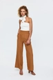 Ένα μοντέλο χονδρικής πώλησης ρούχων φοράει tbu11771-wide-leg-flowy-tan-women's-trousers-camel, τούρκικο  χονδρικής πώλησης από 