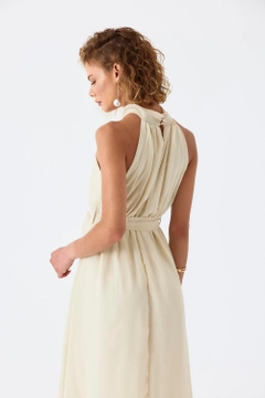 Ένα μοντέλο χονδρικής πώλησης ρούχων φοράει tbu11770-halter-neck-chiffon-midi-dress-beige, τούρκικο Φόρεμα χονδρικής πώλησης από Tuba Butik