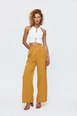 Ένα μοντέλο χονδρικής πώλησης ρούχων φοράει tbu11781-women's-wide-leg-flowy-trousers-mustard, τούρκικο  χονδρικής πώλησης από 