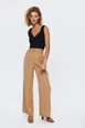 Een kledingmodel uit de groothandel draagt tbu11785-women's-wide-leg-flowy-trousers-camel, Turkse groothandel  van 