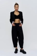 Bir model,  toptan giyim markasının tbu11834-pleated-shalwar-women's-trousers-black toptan  ürününü sergiliyor.