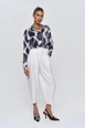 Bir model,  toptan giyim markasının tbu11830-pleated-shalwar-women's-trousers-white toptan  ürününü sergiliyor.
