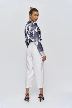 Bir model, Tuba Butik toptan giyim markasının tbu11830-pleated-shalwar-women's-trousers-white toptan Pantolon ürününü sergiliyor.