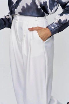 Una modella di abbigliamento all'ingrosso indossa tbu11830-pleated-shalwar-women's-trousers-white, vendita all'ingrosso turca di Pantaloni di Tuba Butik
