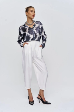 Ένα μοντέλο χονδρικής πώλησης ρούχων φοράει tbu11830-pleated-shalwar-women's-trousers-white, τούρκικο Παντελόνι χονδρικής πώλησης από Tuba Butik