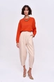 Ένα μοντέλο χονδρικής πώλησης ρούχων φοράει tbu11848-pleated-shalwar-women's-trousers-beige, τούρκικο  χονδρικής πώλησης από 