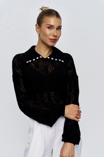 Una modella di abbigliamento all'ingrosso indossa  Maglione da donna in maglieria con dettagli di perle - Nero
, vendita all'ingrosso turca di Maglione di Tuba Butik