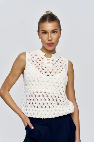 Ένα μοντέλο χονδρικής πώλησης ρούχων φοράει  Zero Sleeve Knitwear Γυναικείο Πουλόβερ - Κρέμα
, τούρκικο Πουλόβερ χονδρικής πώλησης από Tuba Butik