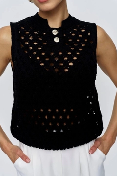 A wholesale clothing model wears tbu11857-zero-sleeve-knitwear-women's-blouse-black, Turkish wholesale Sweater of Tuba Butik