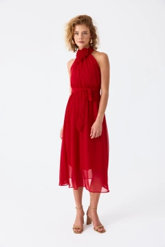 Een kledingmodel uit de groothandel draagt tbu11883-halter-neck-chiffon-midi-dress-red, Turkse groothandel Jurk van Tuba Butik