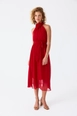 Ein Bekleidungsmodell aus dem Großhandel trägt tbu11883-halter-neck-chiffon-midi-dress-red, türkischer Großhandel  von 