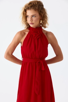 Bir model, Tuba Butik toptan giyim markasının tbu11883-halter-neck-chiffon-midi-dress-red toptan Elbise ürününü sergiliyor.