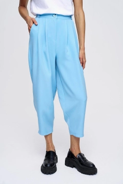 Een kledingmodel uit de groothandel draagt tbu11894-pleated-shalwar-women's-trousers-blue, Turkse groothandel Broek van Tuba Butik