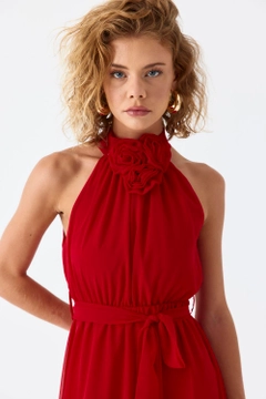 Una modella di abbigliamento all'ingrosso indossa tbu11883-halter-neck-chiffon-midi-dress-red, vendita all'ingrosso turca di Vestito di Tuba Butik
