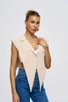 Bir model,  toptan giyim markasının tbu11910-linen-blend-design-women's-vest-beige toptan  ürününü sergiliyor.