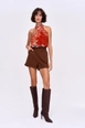 Ein Bekleidungsmodell aus dem Großhandel trägt tbu11960-women's-high-waist-bermuda-shorts-brown, türkischer Großhandel  von 