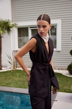 Bir model, Tuba Butik toptan giyim markasının tbu11966-belted-tuxedo-collar-women's-vest-black toptan Yelek ürününü sergiliyor.