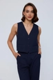 Bir model,  toptan giyim markasının tbu12038-straight-cut-women's-vest-navy-blue toptan  ürününü sergiliyor.
