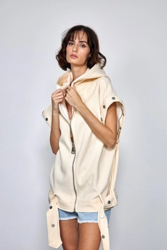 A wholesale clothing model wears tbu12058-women's-sweatshirt-with-detachable-sleeves-and-snap-detail-cream, Turkish wholesale Sweatshirt of Tuba Butik