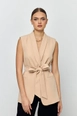 Bir model,  toptan giyim markasının tbu12181-belted-tuxedo-collar-women's-vest-beige toptan  ürününü sergiliyor.