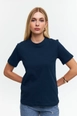Una modella di abbigliamento all'ingrosso indossa tbu12503-crew-neck-basic-short-sleeve-women's-navy-blue, vendita all'ingrosso turca di  di 