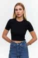 Bir model,  toptan giyim markasının tbu12566-basic-crew-neck-short-sleeve-women's-crop-black toptan  ürününü sergiliyor.