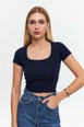 Bir model,  toptan giyim markasının tbu12568-square-neck-short-sleeve-women's-crop-navy-blue toptan  ürününü sergiliyor.