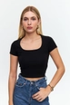 Bir model,  toptan giyim markasının tbu12567-square-neck-short-sleeve-women's-crop-black toptan  ürününü sergiliyor.