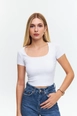 Bir model,  toptan giyim markasının tbu12569-square-neck-short-sleeve-women's-crop-white toptan  ürününü sergiliyor.