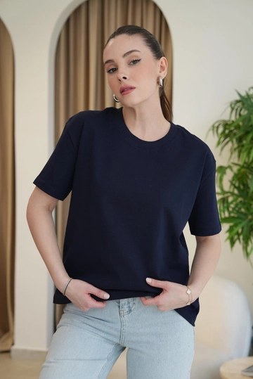 A wholesale clothing model wears  Crew Neck Basic Soild Texture Women's T-Shirt - Navy Blue
, Turkish wholesale Tshirt of Tuba Butik