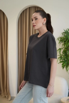 A wholesale clothing model wears tbu12606-crew-neck-basic-solid-texture-women's-anthracite, Turkish wholesale Tshirt of Tuba Butik