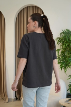 A wholesale clothing model wears tbu12606-crew-neck-basic-solid-texture-women's-anthracite, Turkish wholesale Tshirt of Tuba Butik