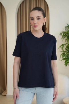 A wholesale clothing model wears tbu12607-crew-neck-basic-soild-texture-women's-navy-blue, Turkish wholesale Tshirt of Tuba Butik