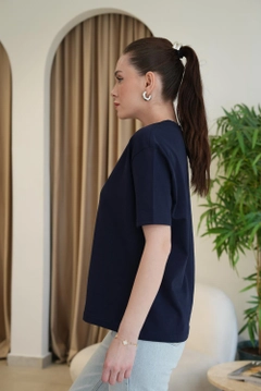 A wholesale clothing model wears tbu12607-crew-neck-basic-soild-texture-women's-navy-blue, Turkish wholesale Tshirt of Tuba Butik