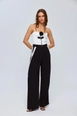 Bir model,  toptan giyim markasının tbu12611-stripe-detailed-palazzo-women's-trousers-black toptan  ürününü sergiliyor.