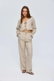 Un mannequin de vêtements en gros porte tbu12613-bohemian-blouse-trousers-linen-women's-suit-beige,  en gros de  en provenance de Turquie