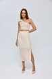 Bir model,  toptan giyim markasının tbu12614-blouse-skirt-knitwear-women's-suit-cream toptan  ürününü sergiliyor.