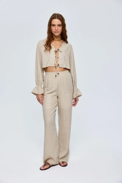 Ένα μοντέλο χονδρικής πώλησης ρούχων φοράει tbu12613-bohemian-blouse-trousers-linen-women's-suit-beige, τούρκικο Ταγέρ χονδρικής πώλησης από Tuba Butik