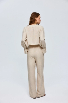 Модел на дрехи на едро носи tbu12613-bohemian-blouse-trousers-linen-women's-suit-beige, турски едро Костюм на Tuba Butik
