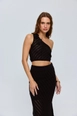 Bir model,  toptan giyim markasının tbu12629-blouse-skirt-knitwear-women's-suit-black toptan  ürününü sergiliyor.
