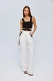 Bir model,  toptan giyim markasının tbu12648-stripe-detailed-palazzo-women's-trousers-ecru toptan  ürününü sergiliyor.