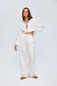 Ένα μοντέλο χονδρικής πώλησης ρούχων φοράει tbu12649-bohemian-blouse-trousers-linen-women's-set-ecru, τούρκικο Ταγέρ χονδρικής πώλησης από Tuba Butik