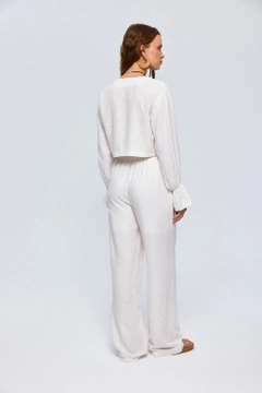 Ένα μοντέλο χονδρικής πώλησης ρούχων φοράει tbu12649-bohemian-blouse-trousers-linen-women's-set-ecru, τούρκικο Ταγέρ χονδρικής πώλησης από Tuba Butik