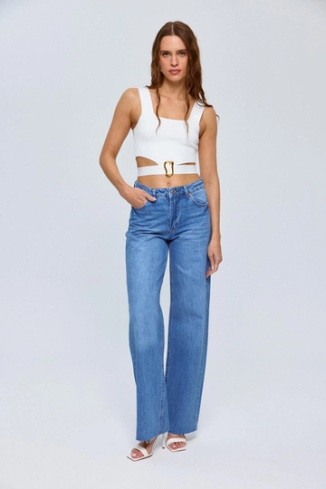 Bir model, Tuba Butik toptan giyim markasının  Yüksek Wide Leg Kadın Kot Pantolon - Mavi
 toptan  ürününü sergiliyor.