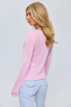 A wholesale clothing model wears tbu12662-crew-neck-transparent-knitwear-blouse-pink, Turkish wholesale Blouse of Tuba Butik