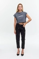 Bir model,  toptan giyim markasının tbu12691-high-waist-stone-detailed-mom-women's-jeans-black toptan  ürününü sergiliyor.