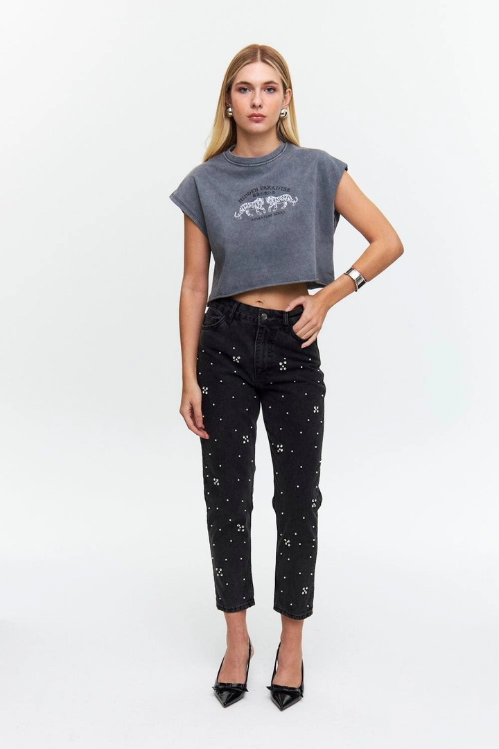 Bir model, Tuba Butik toptan giyim markasının tbu12691-high-waist-stone-detailed-mom-women's-jeans-black toptan Pantolon ürününü sergiliyor.