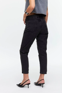 Een kledingmodel uit de groothandel draagt tbu12691-high-waist-stone-detailed-mom-women's-jeans-black, Turkse groothandel Broek van Tuba Butik