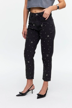 Ein Bekleidungsmodell aus dem Großhandel trägt tbu12691-high-waist-stone-detailed-mom-women's-jeans-black, türkischer Großhandel Hose von Tuba Butik